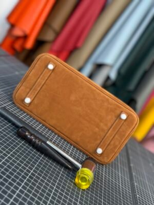 Hermès Birkin 30 in warm Gold (Gold Brown) Suede with luxurious silver hardware - Image 5