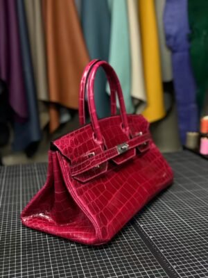 Hermès Birkin Shoulder 29 in striking Fuchsia Niloticus Crocodile with sleek silver hardware - Image 3