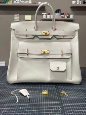 Hermès Birkin HAC 50 Multi-Pocket in elegant Craie Togo leather with luxurious gold hardware - Image 6