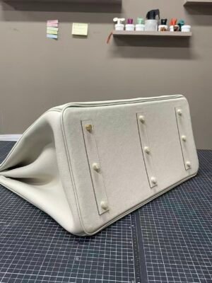 Hermès Birkin HAC 50 Multi-Pocket in elegant Craie Togo leather with luxurious gold hardware - Image 3