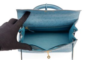Hermès Kelly 28 Bleu Jean Ostrich Gold Hardware - Image 9
