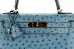 Hermès Kelly 28 Bleu Jean Ostrich Gold Hardware - Image 8